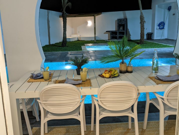 Table servie de nuit sur la terrasse