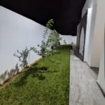 Villa Diamant — Jardin, Allée de nuit, gazon et arbustes | Ethic Village Djerba