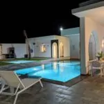 Villa Diamant — Extérieur, Vue de nuit, piscine, transats et terrasse | Ethic Village Djerba