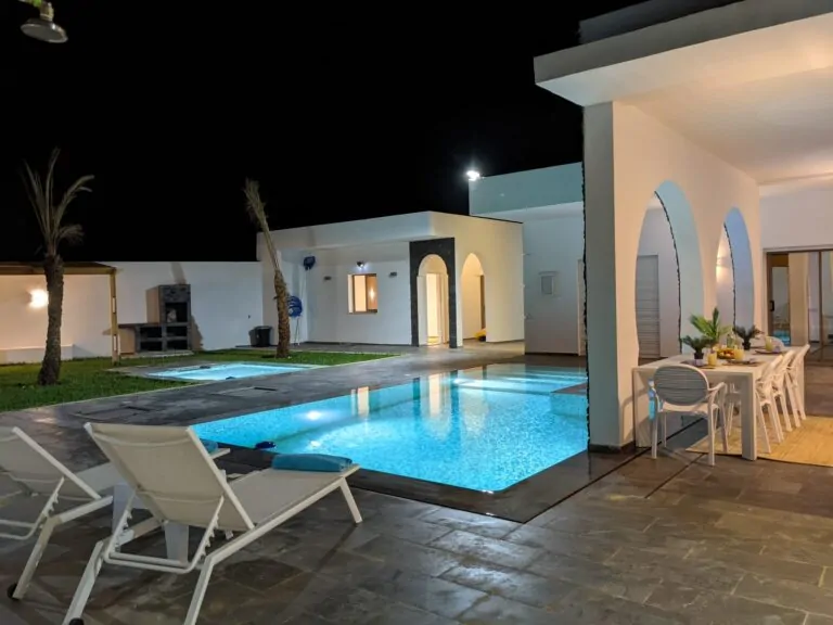 Villa Diamant — Extérieur, Vue de nuit, piscine, transats et terrasse | Ethic Village Djerba