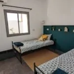 Villa Diamant — Chambre, Deux lits simples, mur bleu canard et coussins | Ethic Village Djerba