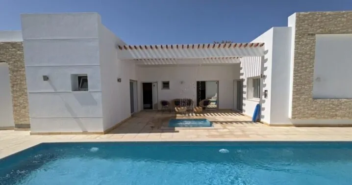 Villa Saphir — Extérieur, Façade, piscine, cascade et pergola de jour | Ethic Village Djerba