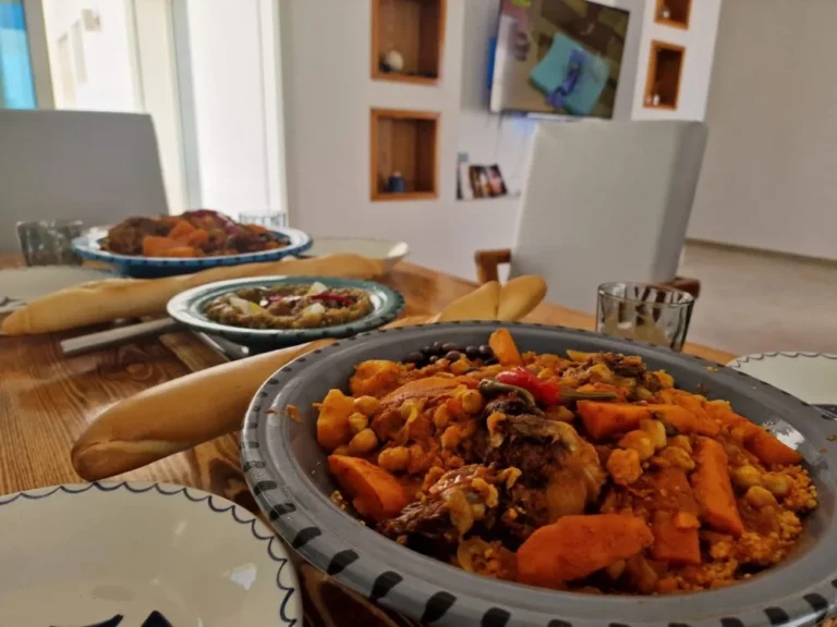 Couscous tunisien servi — villa Saphir, Ethic Village Djerba