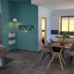 Villa Diamant — Salon, Canapé, salle à manger, cuisine et mur turquoise | Ethic Village Djerba