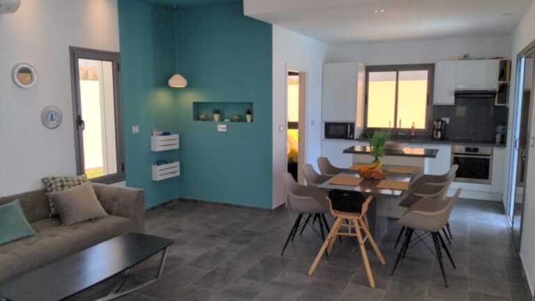 Villa Diamant — Salon, Canapé, salle à manger, cuisine et mur turquoise | Ethic Village Djerba