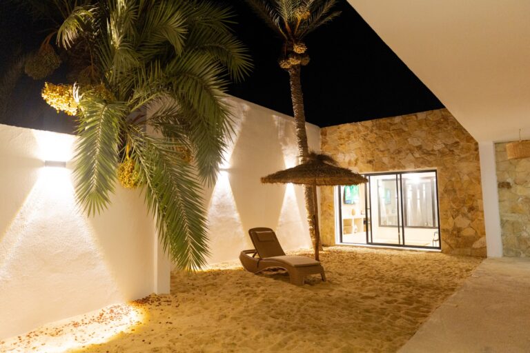 Villa Opale à Ethic Village Djerba en mai-juin — terrasse arrière avec hamac, sable et palmier