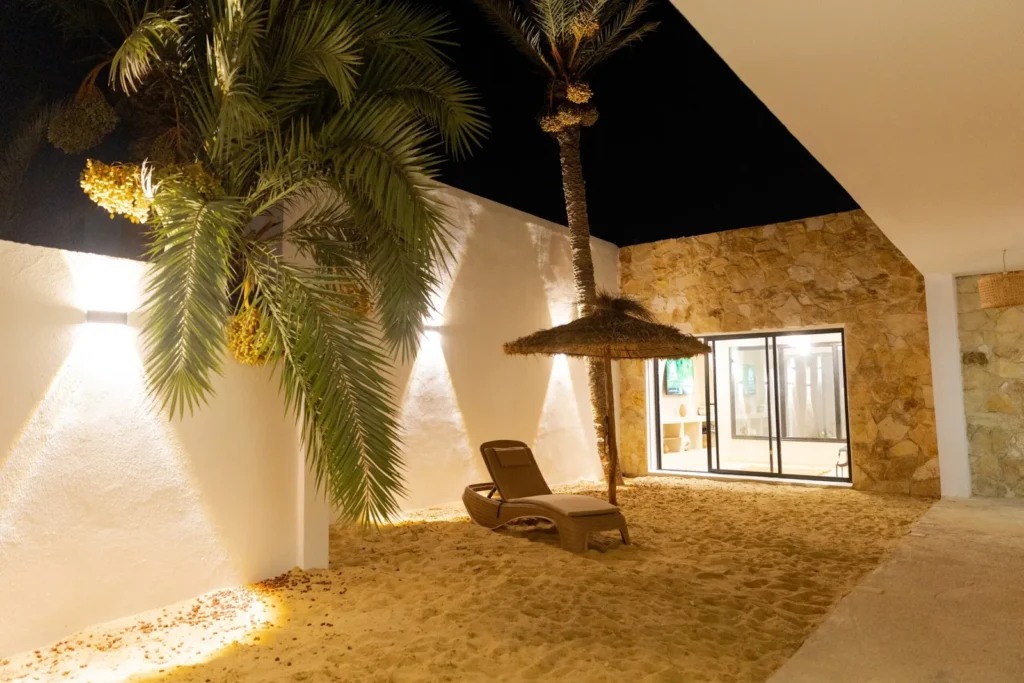 Villa Opale à Ethic Village Djerba en mai-juin — terrasse arrière avec hamac, sable et palmier