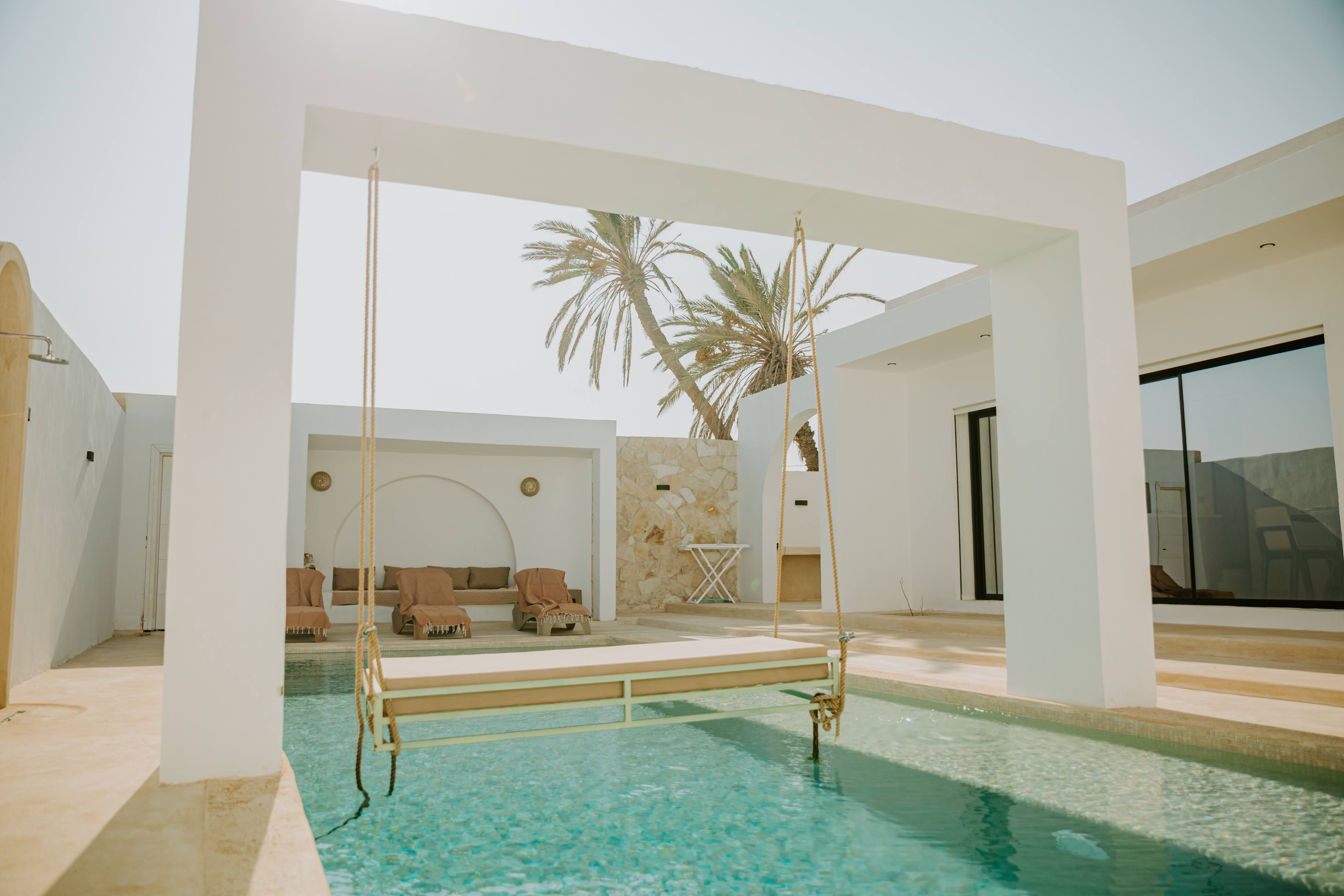 Villa Opale d'Ethic Village Djerba — terrasse, piscine sans vis-à-vis et balançoire suspendue
