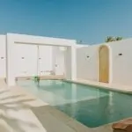 Villa Opale — Terrasse, piscine, balançoire suspendue et douche de piscine | Ethic Village Djerba