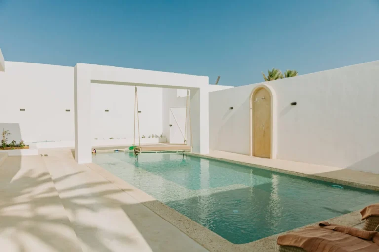 Villa Opale — Terrasse, piscine, balançoire suspendue et douche de piscine | Ethic Village Djerba