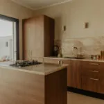 Villa Opale — Salle à manger - cuisine, Frigo, lavabo, plaque et console centrale | Ethic Village Djerba