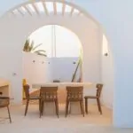 Villa Opale — Terrasse, Salle à manger extérieure, table, chaises et barbecue | Ethic Village Djerba