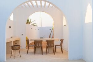 Villa Opale — Terrasse, Salle à manger extérieure, table, chaises et barbecue | Ethic Village Djerba