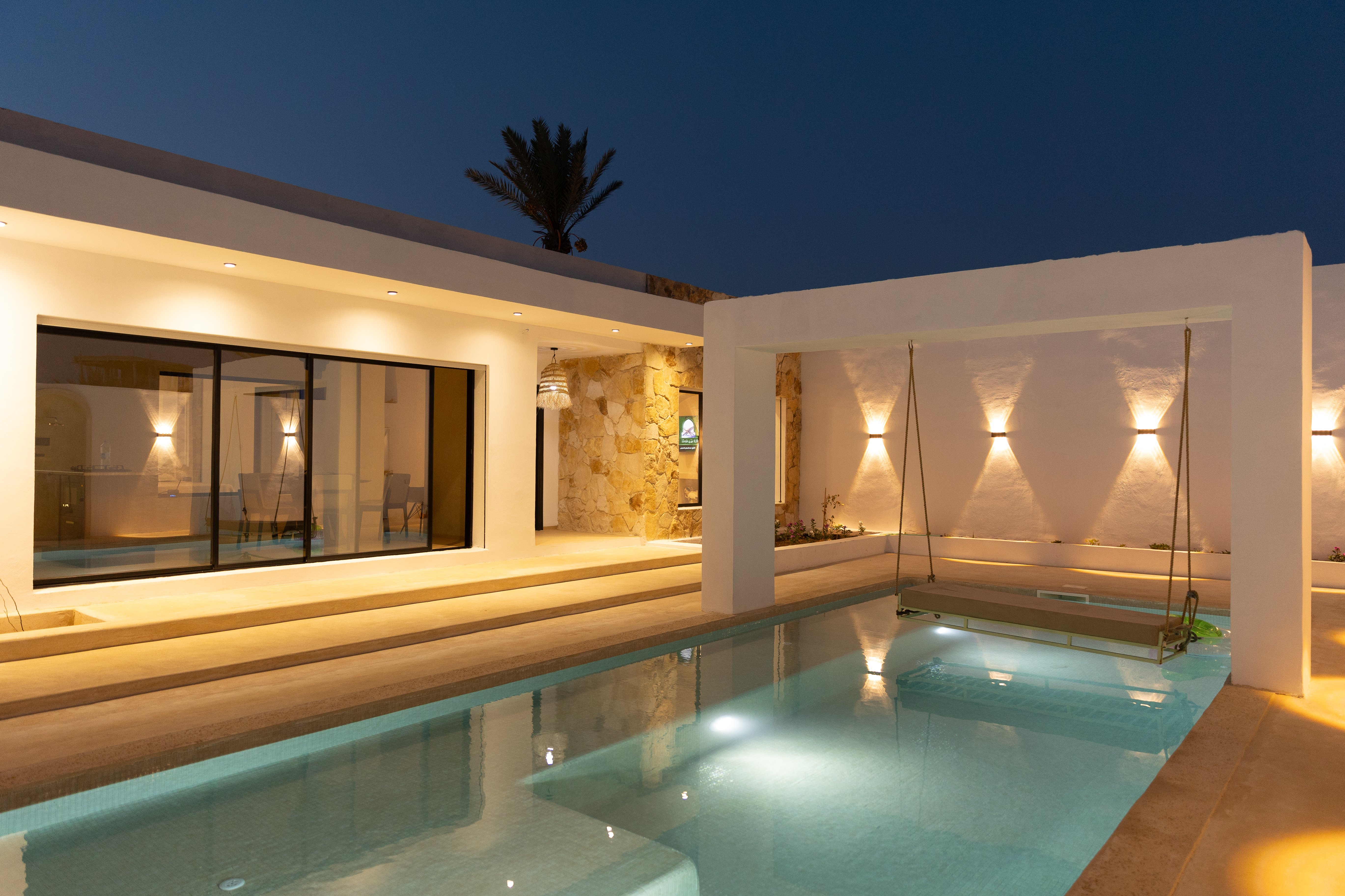 Piscine privée sans vis-à-vis à Djerba avec balançoire suspendue — villa Opale à Tezdaine, exemple de jardin clos pour la pudeur familiale
