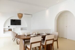 Villa Jade — Salon, Salle à manger, table, chaises, TV, canapé, fauteuils, table basse | Ethic Village Djerba