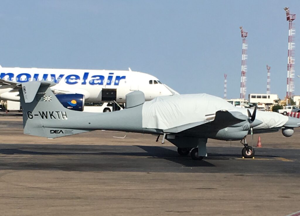 Aéroport de Djerba-Zarzis (DJE) — avion sur le tarmac avec un appareil Nouvelair en arrière-plan