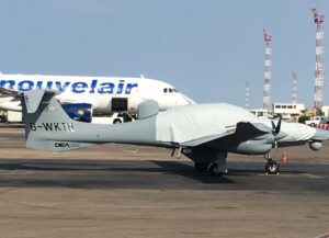 Aéroport de Djerba-Zarzis (DJE) — avion sur le tarmac avec un appareil Nouvelair en arrière-plan