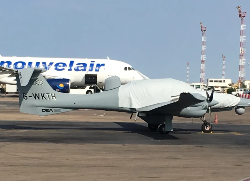Aéroport de Djerba-Zarzis (DJE) — avion sur le tarmac avec un appareil Nouvelair en arrière-plan