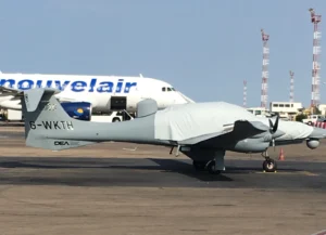 Aéroport de Djerba-Zarzis (DJE) — avion sur le tarmac avec un appareil Nouvelair en arrière-plan