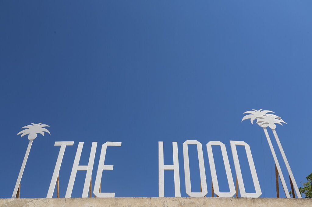 Djerbahood — Enseigne THE HOOD à Erriadh | Djerba street art