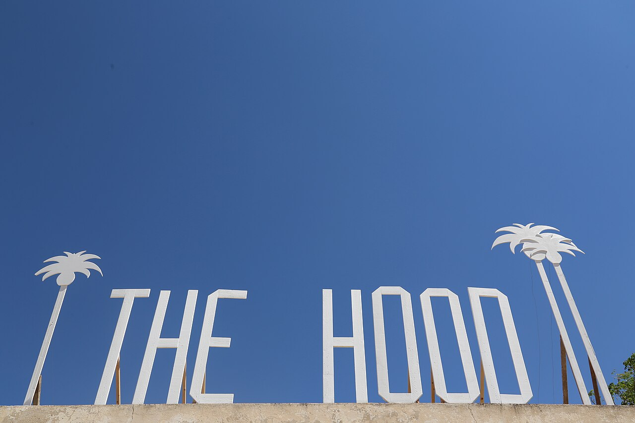 Enseigne THE HOOD à Erriadh — projet Djerbahood | Djerba street art