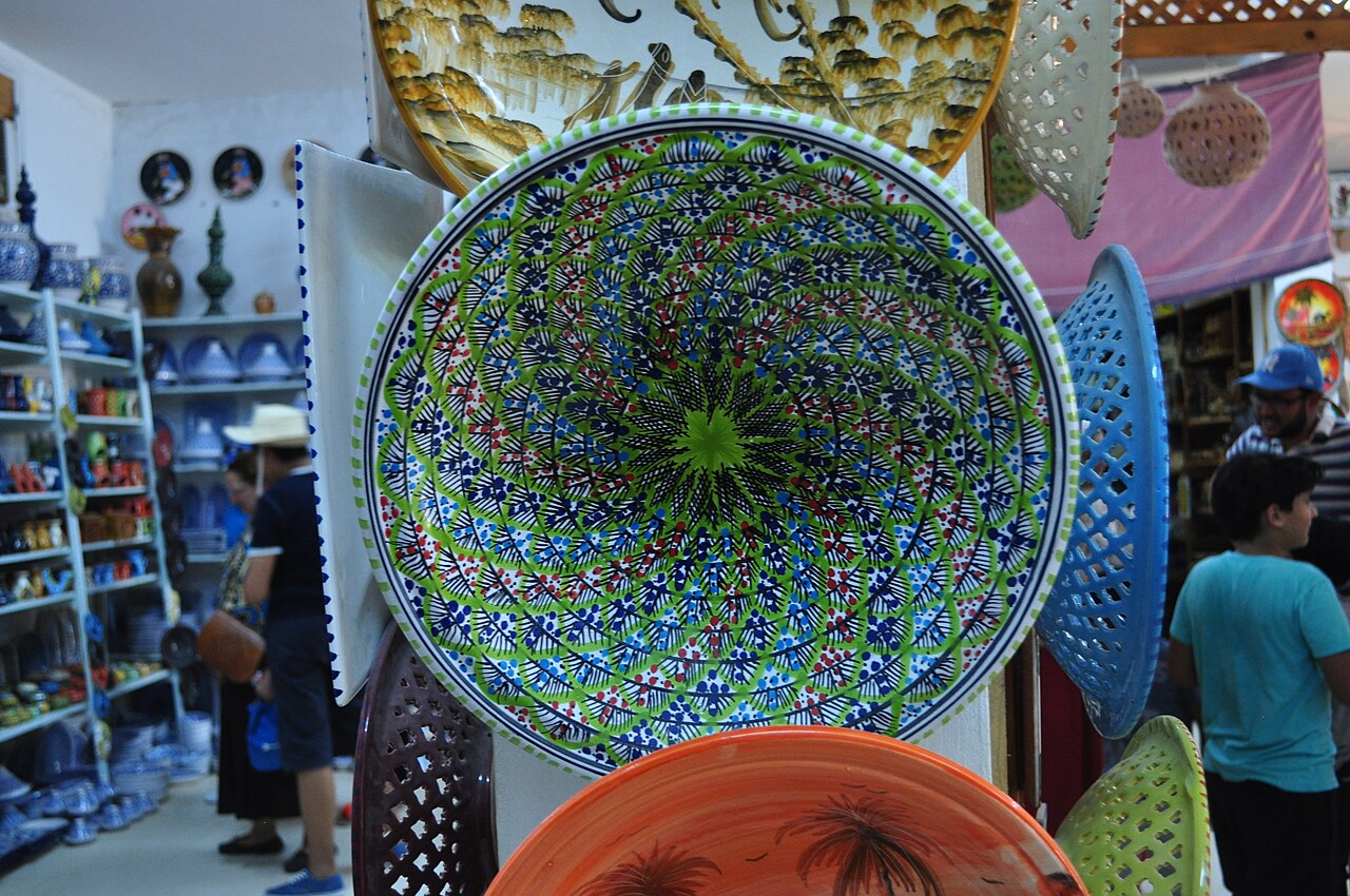 Assiette décorative peinte à la main à Guellala | Djerba artisanat