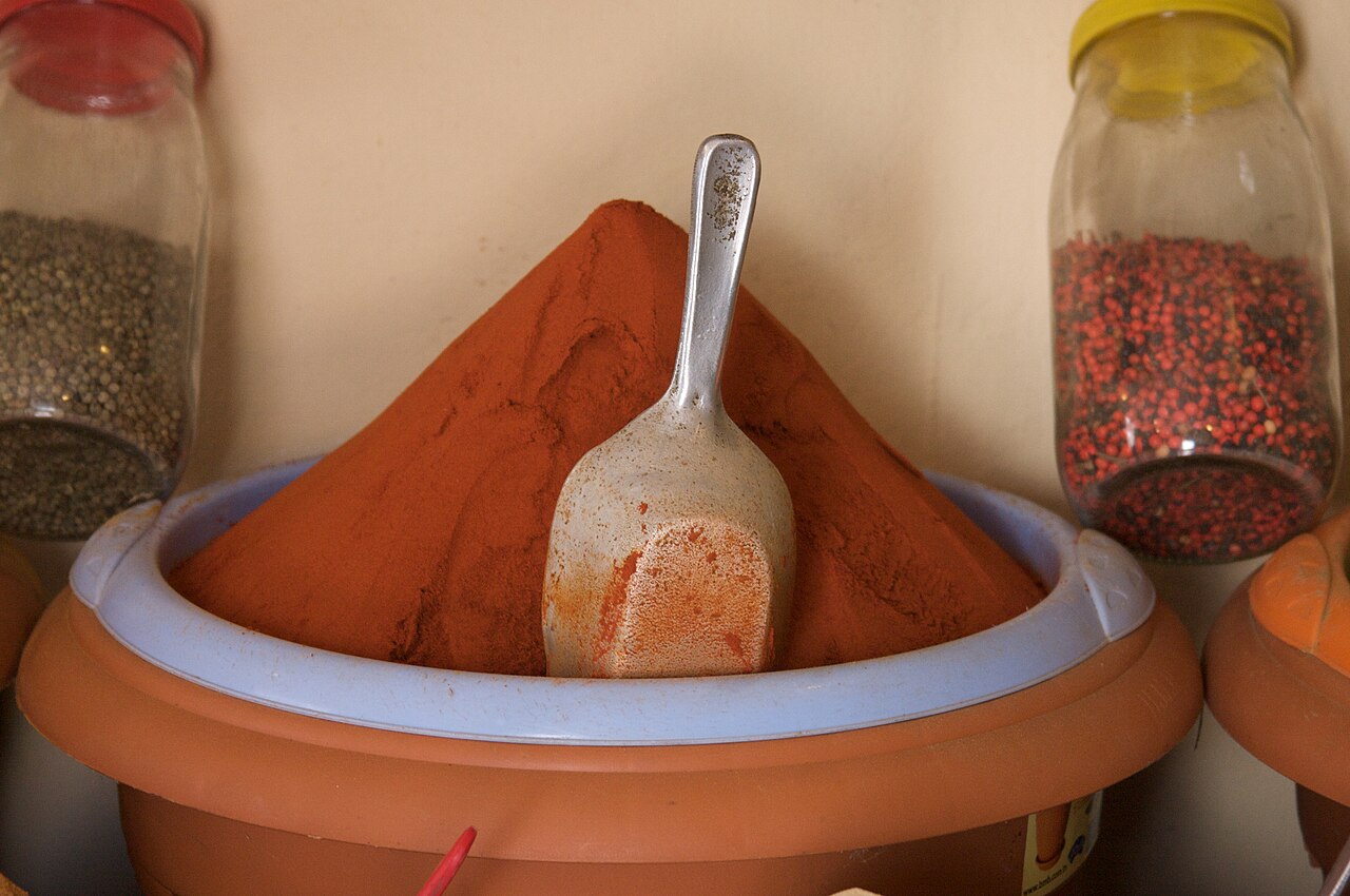 Étal d'épices et harissa au souk de Houmt Souk — saveurs djerbiennes traditionnelles