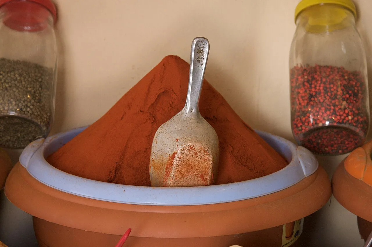Étal d'épices et de harissa au marché de Houmt Souk à Djerba — repas halal traditionnel pour familles musulmanes