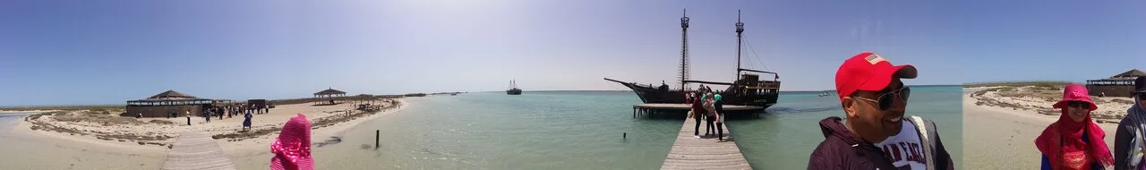 Het eilandje Ras Rmel — panorama van zand en boten op Djerba Het eilandje Ras Rmel — panorama van zand en boten op Djerba