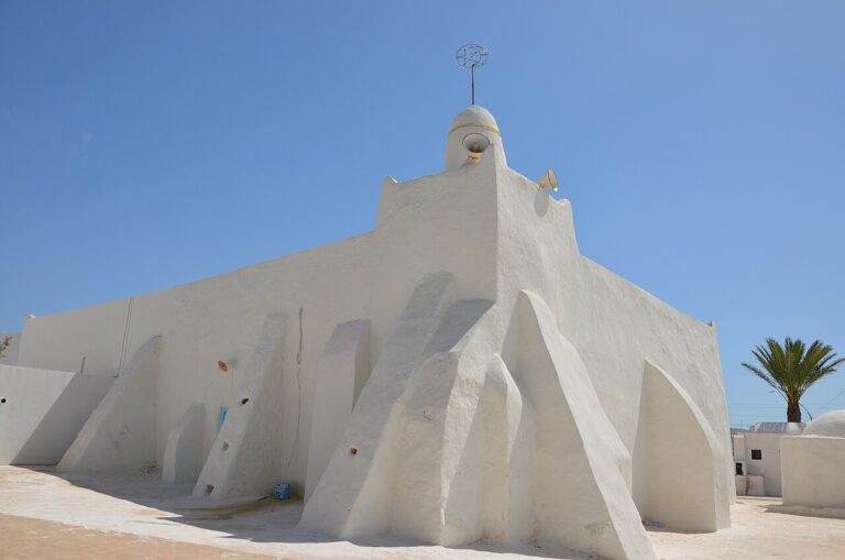 Mosquée ibadite — Architecture blanche traditionnelle | Djerba
