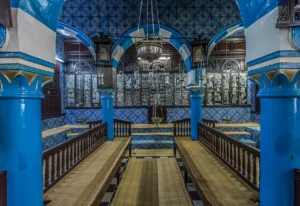 Synagogue El Ghriba — Intérieur, nef aux mosaïques bleues | Djerba