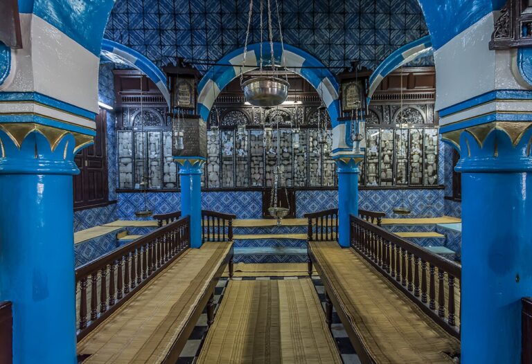 Synagogue El Ghriba — Intérieur, nef aux mosaïques bleues | Djerba