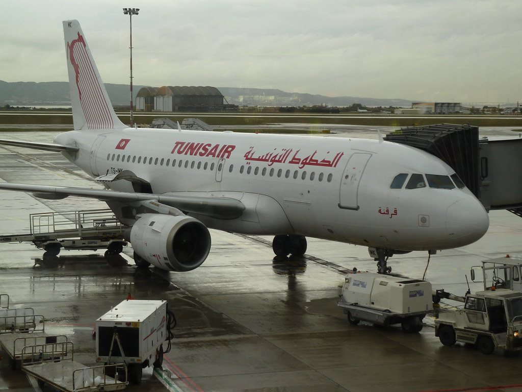 Avion Tunisair sur le tarmac — vol direct depuis Paris, Lyon, Bruxelles ou Genève vers Djerba