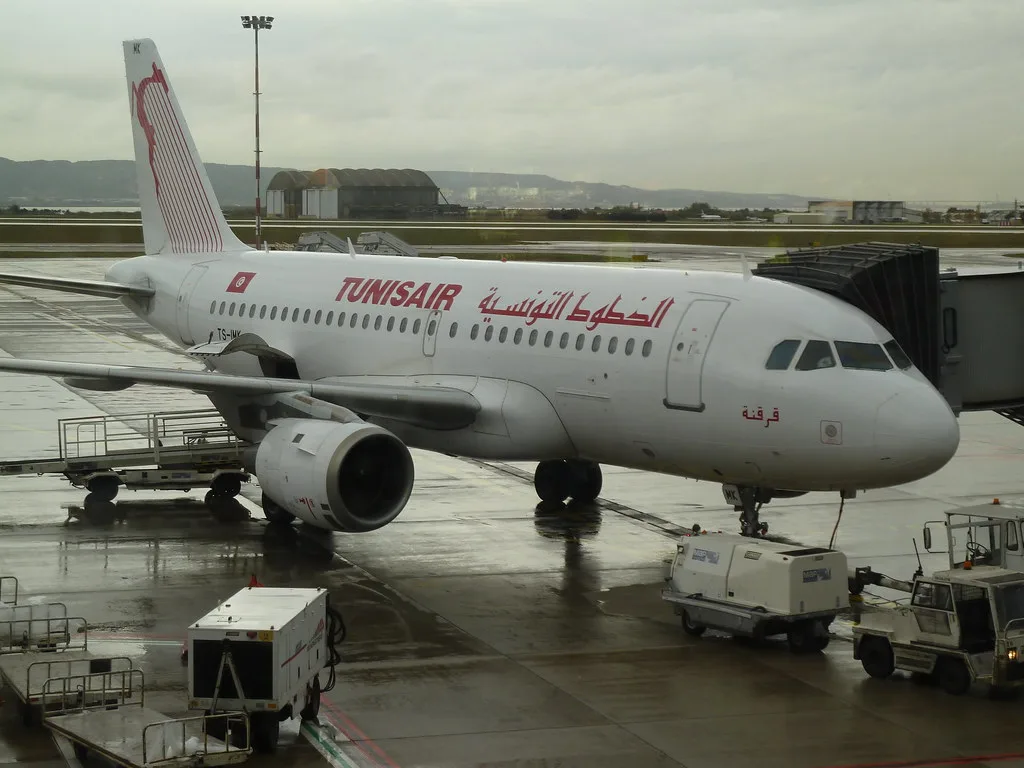 Avion Tunisair sur le tarmac — vol direct depuis Paris, Lyon, Bruxelles ou Genève vers Djerba