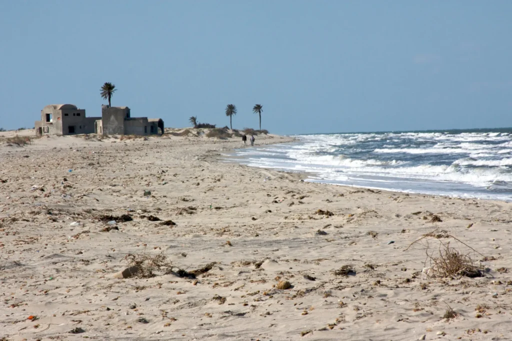 Plage de Djerba en été — sable fin blanc et mer turquoise sous le soleil
