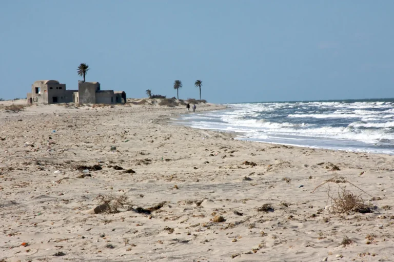 Plage de Djerba en été — sable fin blanc et mer turquoise sous le soleil