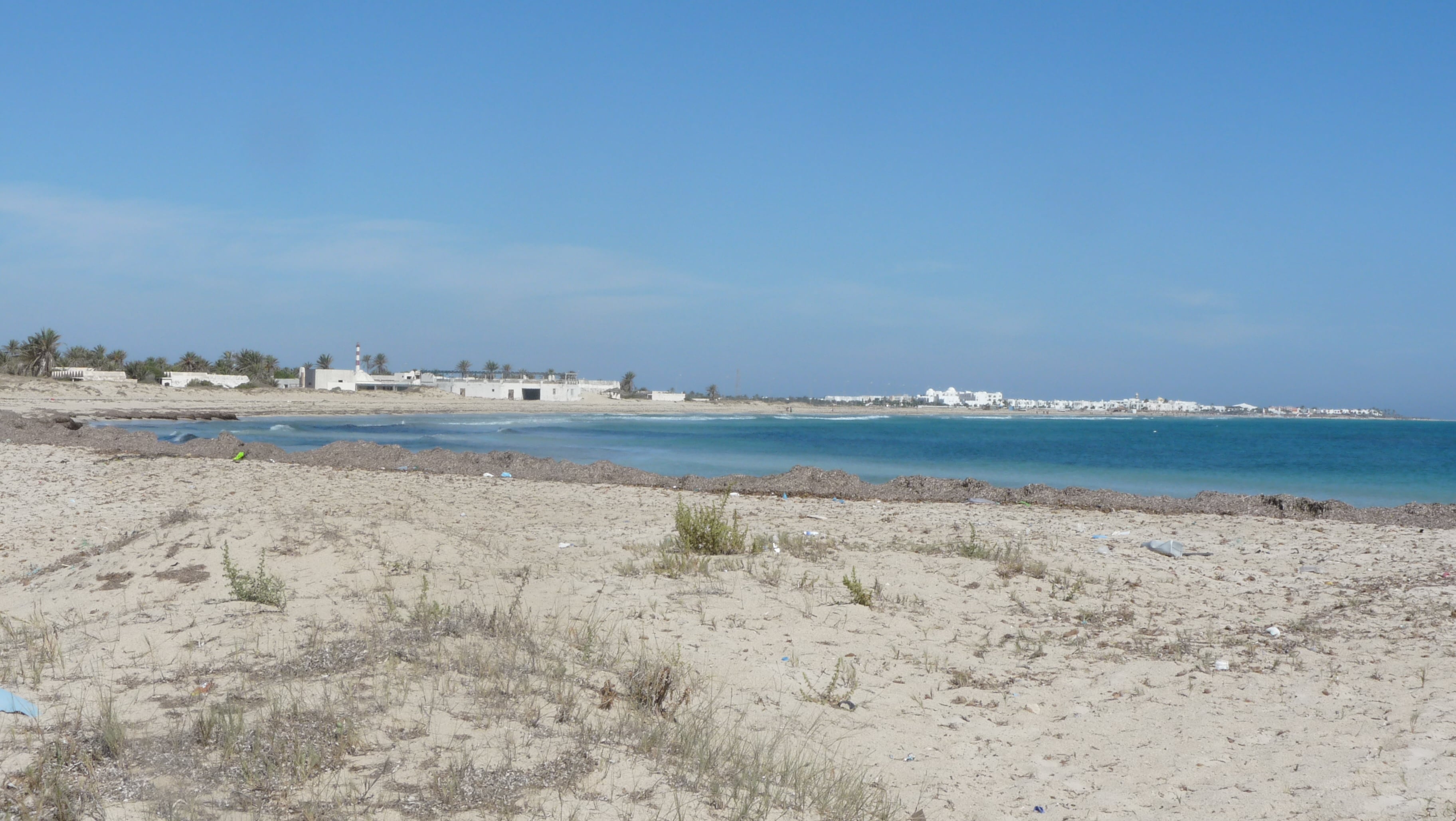 Plage de Djerba au sable fin blanc, mer calme et fond progressif idéal pour les familles