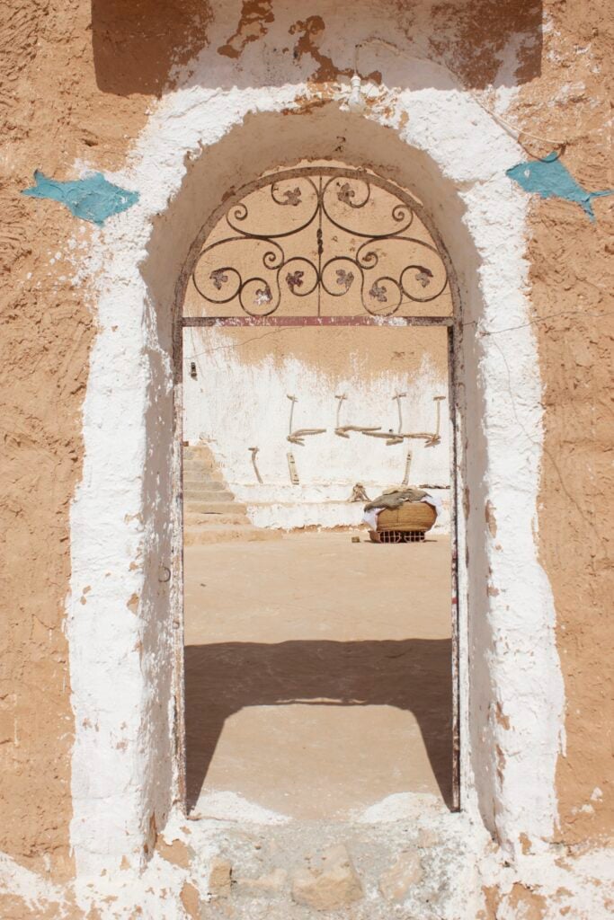 Habitat troglodytique traditionnel à Matmata — maison berbère creusée dans la roche, sud tunisien