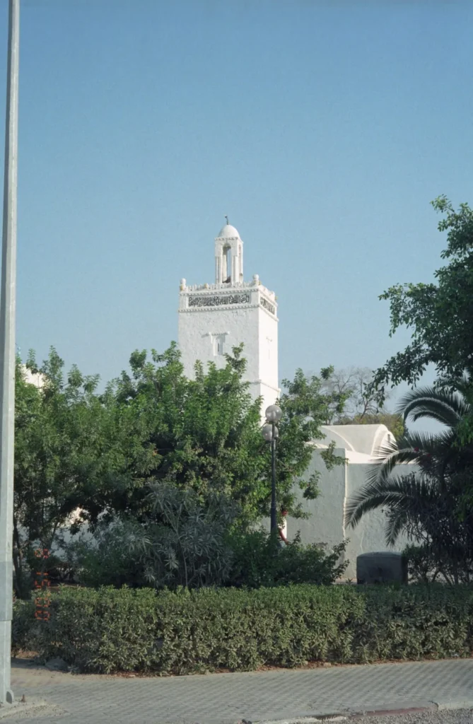 Minaret traditionnel d'une mosquée à Houmt Souk, Djerba — patrimoine islamique tunisien