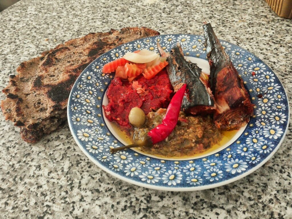 Plat tunisien traditionnel — hrissa épicée, thon et pain kissra, cuisine maison de Tunisie