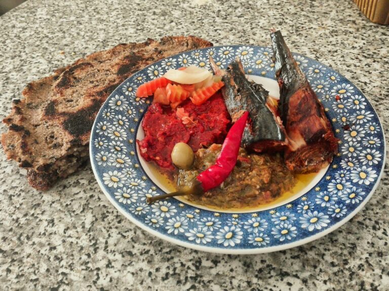 Plat tunisien traditionnel — hrissa épicée, thon et pain kissra, cuisine maison de Tunisie