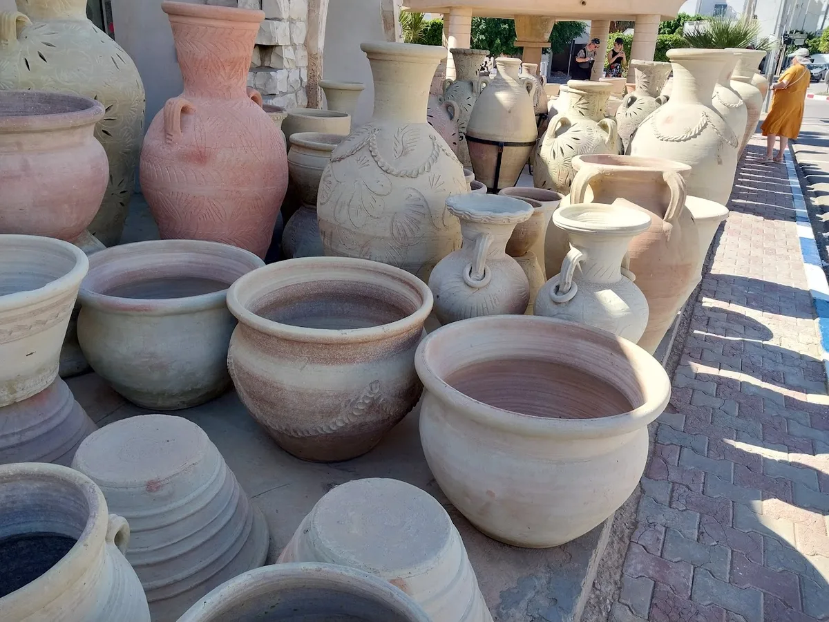 Étalage de jarres, amphores et poteries traditionnelles devant un atelier de Guellala