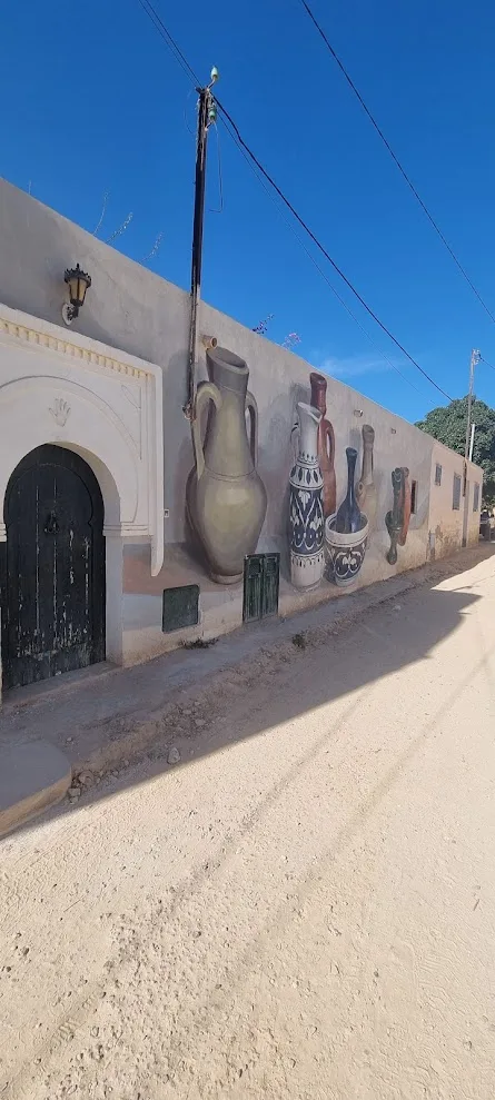 Peinture murale figurant des jarres et poteries traditionnelles sur un mur du village de Guellala