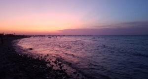Plage à Djerba — sable fin et eau turquoise, ambiance fin de matinée