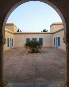 Houch (menzel) traditionnel à Djerba — architecture vernaculaire avec dôme blanc et arches