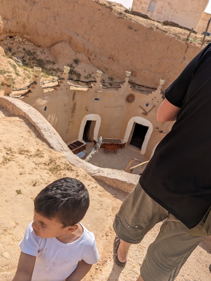 Vue plongeante sur une cour troglodyte berbère à Matmata