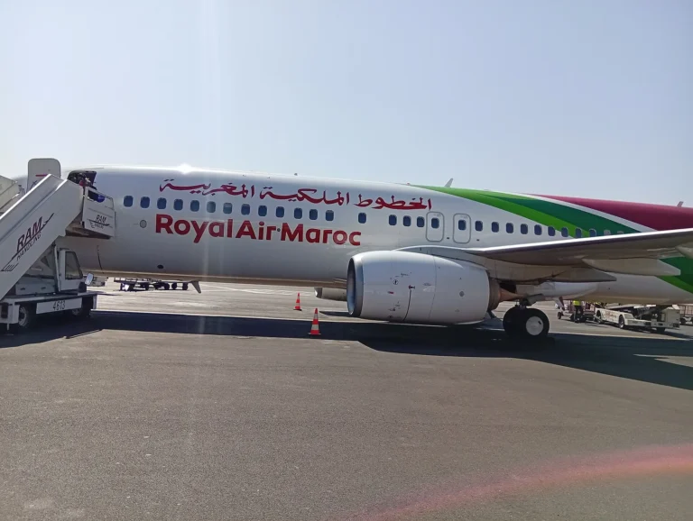 Avion Royal Air Maroc en stationnement — ligne Casablanca-Tunis vers Djerba