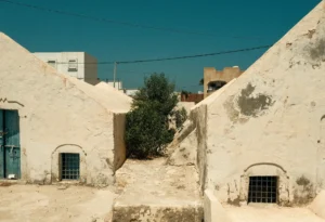 Que faire à Djerba : flâner entre les ateliers de tissage traditionnels de Houmt Souk, voûtes blanchies à la chaux