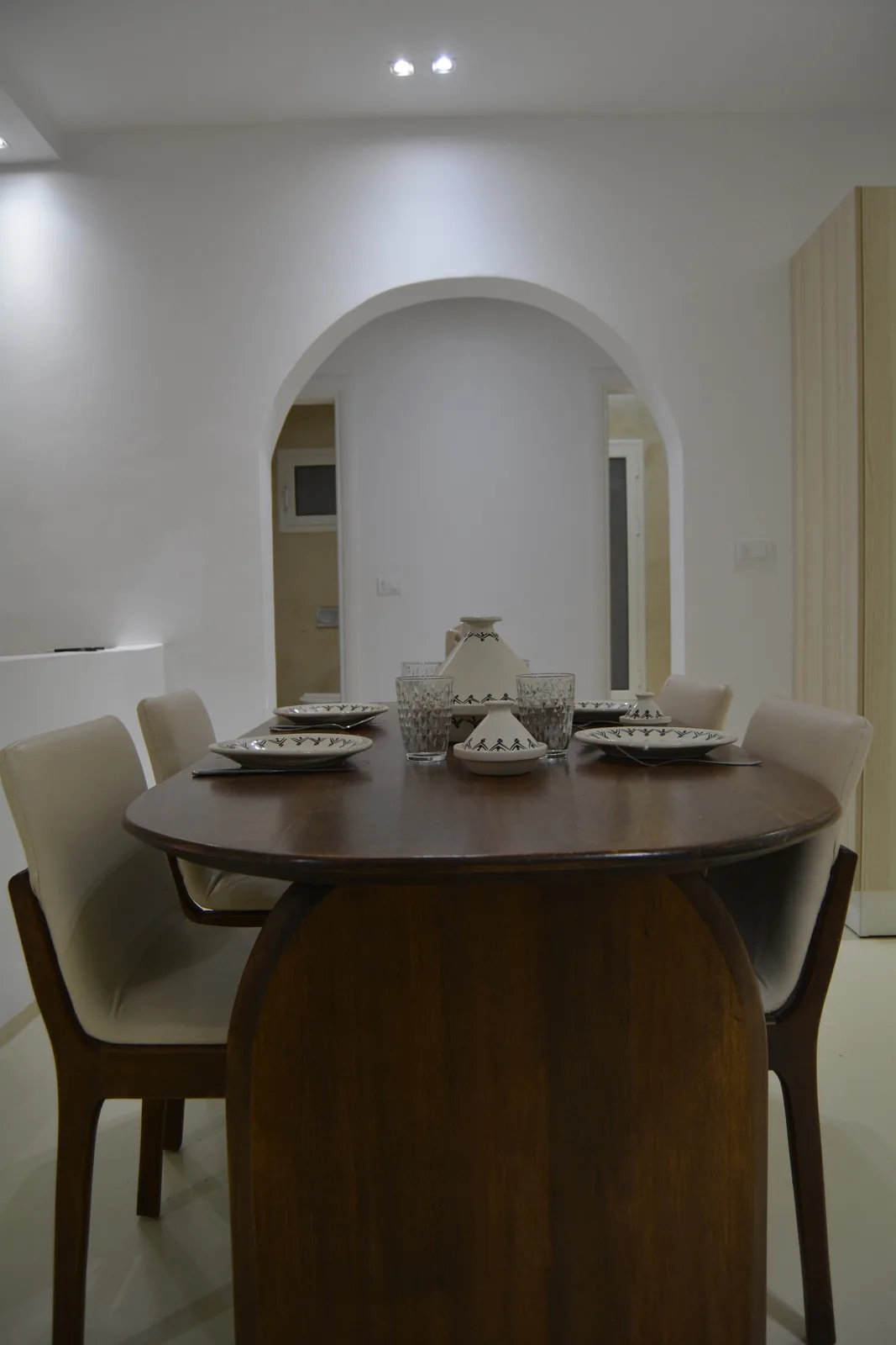 Tavola apparecchiata per la cena con tajine e piatti in ceramica nella sala da pranzo della villa Jade, a Djerba